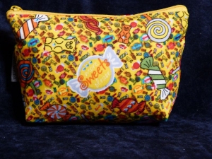 Kleine Kosmetiktasche Krimskramstasche aus Baumwollstoff gelb mit Lutscher und Bonbons - Handarbeit kaufen