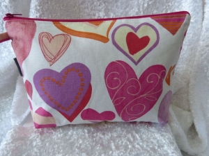 Kulturtasche oder Krimskramstasche aus Baumwollstoff  weiß mit rosa Herzen - Handarbeit kaufen