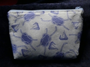 Kleine Kosmetiktasche Krimskramstasche aus Baumwollstoff in weiß mit hellblauen Knoten und Segelschiffchen - Handarbeit kaufen