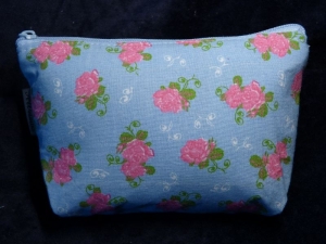 Kleine Kosmetiktasche Krimskramstasche aus Baumwollstoff in hellblau mit rosa Rosen - Handarbeit kaufen