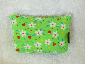 Kleine Kosmetiktasche Krimskramstasche aus Baumwollstoff hellgrün mit Blumen und Herzen - Handarbeit kaufen