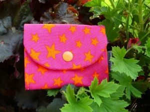 kleiner Geldbeutel mit Reißverschlußfach aus Baumwollstoff genäht - pink mit orangen Sternen - Handarbeit kaufen