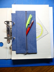 Praktisches Stiftemäppchen für in den Ordner einzuheften - Jeansstoff blau - Handarbeit kaufen