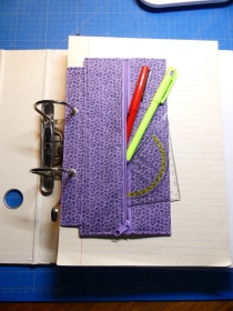 Praktisches Stiftemäppchen für in den Ordner einzuheften - lila gemustert - Handarbeit kaufen