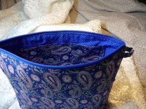 Kulturtasche oder Krimskramstasche aus Baumwollstoff  blau mit rosa und hellblauem Paisleymuster  - Handarbeit kaufen
