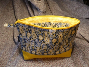 Kulturtasche oder Krimskramstasche aus Baumwollstoff  blau mit gelbem Paisleymuster - Handarbeit kaufen