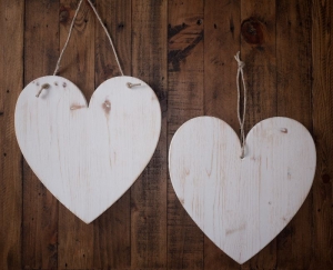 2 große Deko Herzen aus Holz im Shabby-Look weiß Wanddekoration - Handarbeit kaufen