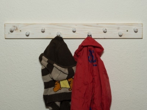Kindergarderobe aus Holz shabby weiß mit 9 Haken (Garderobenleiste Garderobenhaken Garderobe)