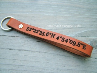 Schlüsselanhänger aus Leder, Vollständig anpassbar mit Koordinaten, Namen oder kleinen Text, Valentinstag  - Handarbeit kaufen