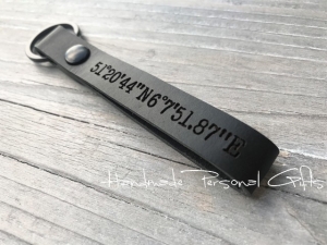 Schlüsselanhänger aus Leder, Vollständig anpassbar mit Koordinaten, Namen oder kleinen Text, Leder Schlüsselanhänger