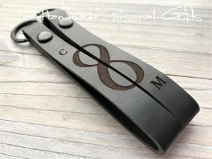 Schlüsselanhänger Leder mit Gravur, Infinity, personalisiert, Unendlichkeitszeichen, Binärcode, Initialen, Valentinstag