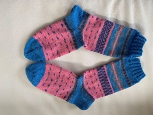 Gestrickte Socken für Frauen/Mädchen Größe 38 in blau/rosa - Handarbeit kaufen