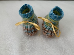 süße Babyschuhe aus Sockenwolle Fußlänge 8 cm  für Neugeborene - Handarbeit kaufen
