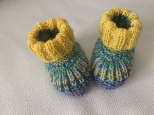 süße Babyschuhe aus Sockenwolle Fußlänge 8 cm für Neugeborene