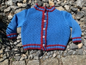 gestrickte Babytrachtenjacke aus 100 % Merino in Größe 80/86 in Mittelblau - Handarbeit kaufen
