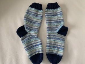 Gestrickte Socken in Größe 37 in Blautönen