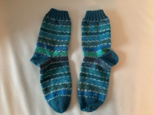 Gestrickte Socken für Männer/Jungen Größe 43 in Blautönen - Handarbeit kaufen