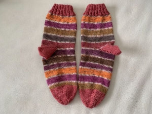 Gestrickte Socken in Größe 38 in Beerentönen
