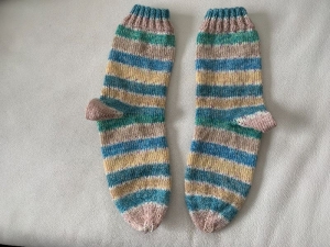 Gestrickte Socken in Größe 39 in Beige/Blautönen 