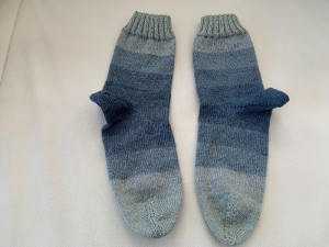 Gestrickte Socken für Männer/Jungen Größe 44 in eisblau 