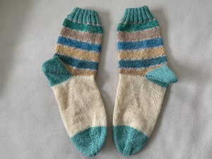 Gestrickte Socken in Größe 38 in Beige/Blautönen  