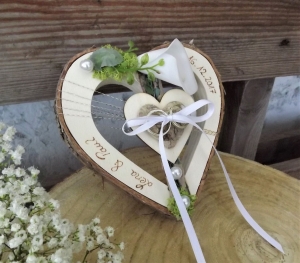 Ringkissen Herz Holzherz mittig weiße Calla mit Namen - Handarbeit kaufen