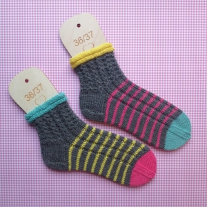Socken Größe 36-37 mit fröhlichen Ringeln und mal anders handgestrickt - Handarbeit kaufen