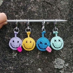 Schlüsselanhänger Taschenbaumler Smiley Emoji aus Baumwolle gehäkelt mit Karabiner