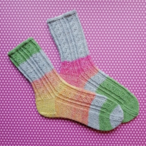 Socken Größe 40-41 mit Zopfmuster aus Verlaufsgarn in warmen Farben handgestrickt