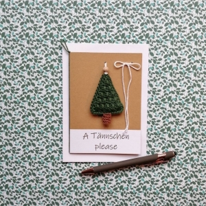 Weihnachtsgrußkarte A TÄNNSCHEN PLEASE mit gehäkelter Tanne mit Wunschtext - Handarbeit kaufen