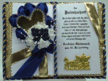 Schönes, handgefertigtes Dekobuch zur Perlenhochzeit mit Holzbuchständer (30. Hochzeitstag) - Handarbeit kaufen