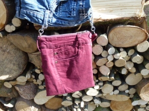 ✂ Praktische Gürteltasche, eine kleine Tasche aus einer recycelten weinroten Jeans ✄ für viele Gelegenheiten.  - Handarbeit kaufen