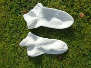 Schöne weiße kuschelige Sommersocken in der Größe 37/39, Lochmuster am kurzen Schaft, handgestrickt mit 4-fädiger Sommer-Sockenwolle  