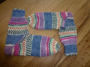 Schöne kuschelige Socken in der Größe 39/40 mehrfarbig gemustert, handgestrickt mit 4-fädiger Sockenwolle von Opal 