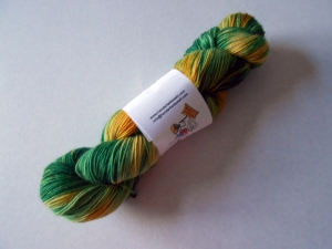 Handgefärbte Sockenwolle 4-fach grün-gelb-orange Farbnuancen