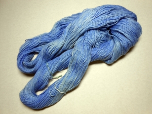 Handgefärbte Sockenwolle 4-fach hellblau in verschiedenen Nuancen bis wollweiss  