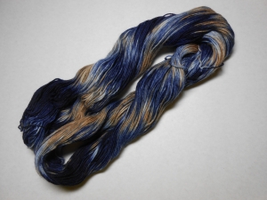Handgefärbte Sockenwolle 4-fach blau-sand  