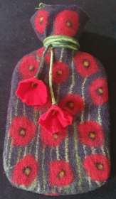 Umfilzte Wärmflasche, grau mit roten Mohnblüten und Blütenband - Handarbeit kaufen