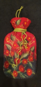 Umfilzte Wärmflasche, grau/rot mit Rosenmuster und Filzschnur - Handarbeit kaufen