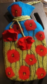 Umfilzte Wärmflasche, grün/blau mit roten Mohnblüten und Blütenband - Handarbeit kaufen