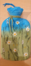 Umfilzte Wärmflasche, grün/blau mit Blumenwiese und  Filzschnur 