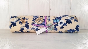 LHM Baumwolljerseystoff in zartem beige mit blauem Blumenmuster - Handarbeit kaufen