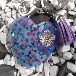 Schlüssel oder Taschenanhänger großes Herz in lila mit Blume - Handarbeit kaufen