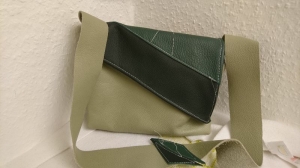 kleine Tasche aus Leder in grün Tönen mit schräger Klappe - Handarbeit kaufen