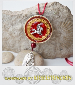 Halskette aus einer Kaffeekapsel in rot mit Pegasus 