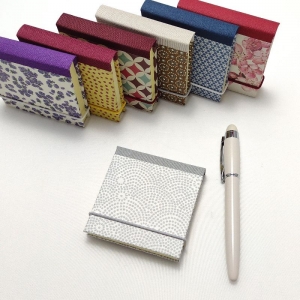 Haftnotiz, Klebezettel Mäppchen silberne Punkte Buchbindehandwerk von Pappelapier  - Handarbeit kaufen