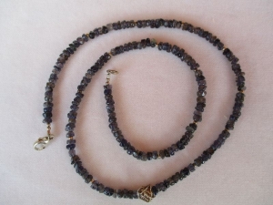 Halskette aus Iolith (Wassersaphir) mit Karabinerverschluss aus Silber