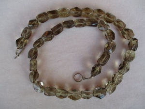 Halskette aus Lemoncitrin mit einem handgefertigten Knebelverschluss aus Silber