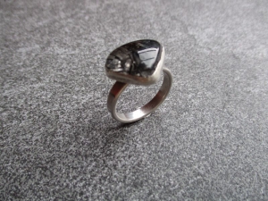 Handgefertigter Ring aus 925 Silber mit einem schönen 17x15mm großen Turmalinquarz
