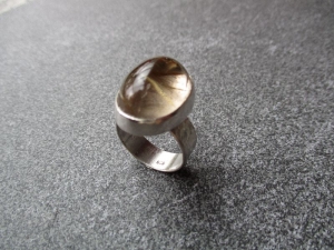 Handgeschmiedeter Ring aus 925 Silber mit sehr schönem Rutilquarz